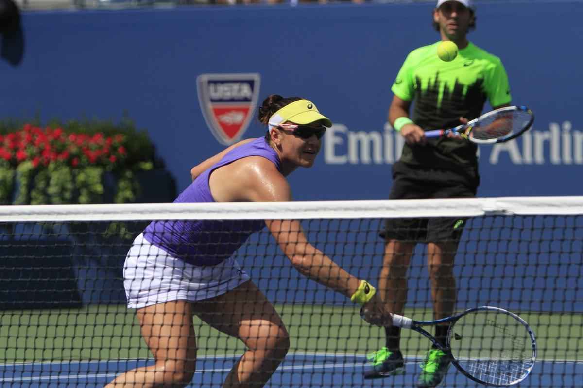 O mineiro Bruno Soares provou uma vez mais ser um dos melhores tenistas da histria do Brasil, nesta sexta-feira. Ao lado da indiana Sania Mirza, ele conquistou o bicampeonato da chave de duplas mistas do US Open, o Aberto dos Estados Unidos, um dos quatro torneios mais importantes do calendrio. Na final, eles derrotaram o mexicano Santiago Gonzalez e a norte-americana Abigail Spears por 2 sets a 1, parciais de 6/1, 2/6 e 11-9.