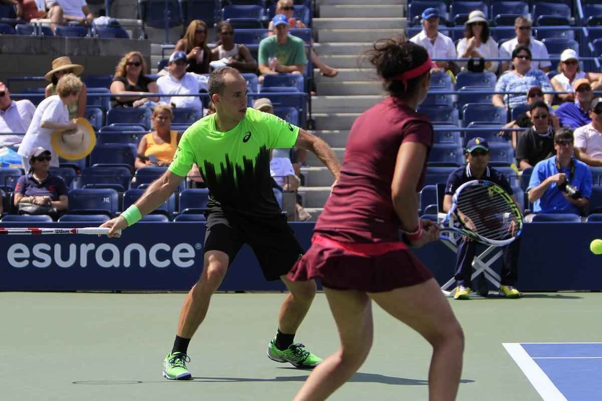 O mineiro Bruno Soares provou uma vez mais ser um dos melhores tenistas da histria do Brasil, nesta sexta-feira. Ao lado da indiana Sania Mirza, ele conquistou o bicampeonato da chave de duplas mistas do US Open, o Aberto dos Estados Unidos, um dos quatro torneios mais importantes do calendrio. Na final, eles derrotaram o mexicano Santiago Gonzalez e a norte-americana Abigail Spears por 2 sets a 1, parciais de 6/1, 2/6 e 11-9.