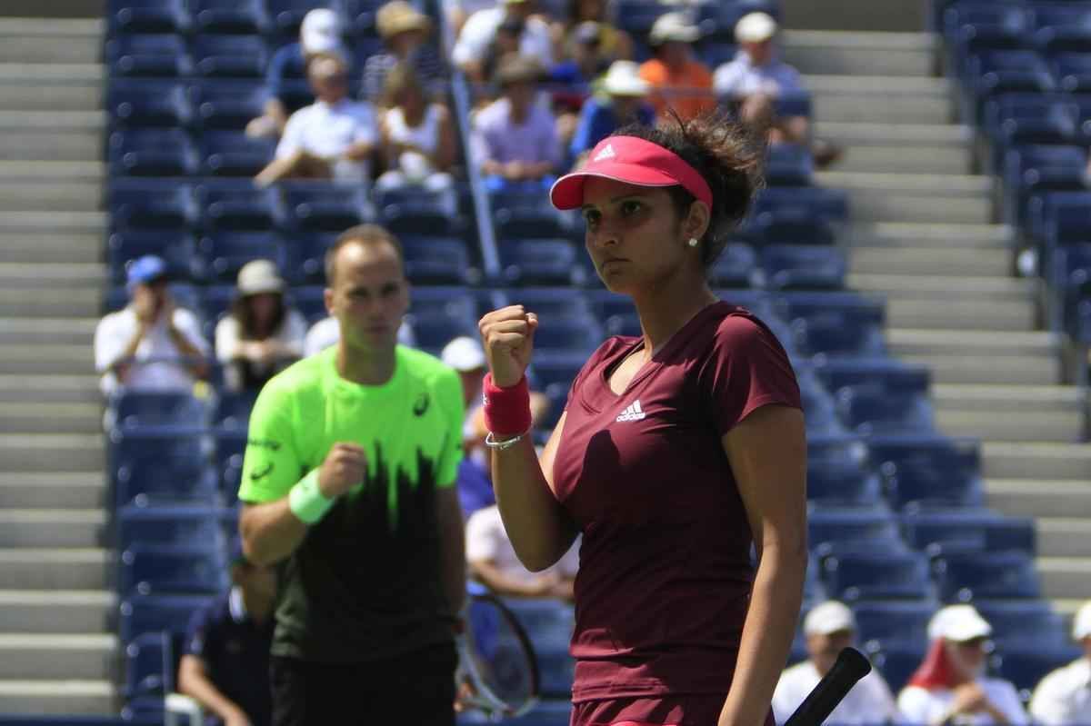 O mineiro Bruno Soares provou uma vez mais ser um dos melhores tenistas da histria do Brasil, nesta sexta-feira. Ao lado da indiana Sania Mirza, ele conquistou o bicampeonato da chave de duplas mistas do US Open, o Aberto dos Estados Unidos, um dos quatro torneios mais importantes do calendrio. Na final, eles derrotaram o mexicano Santiago Gonzalez e a norte-americana Abigail Spears por 2 sets a 1, parciais de 6/1, 2/6 e 11-9.