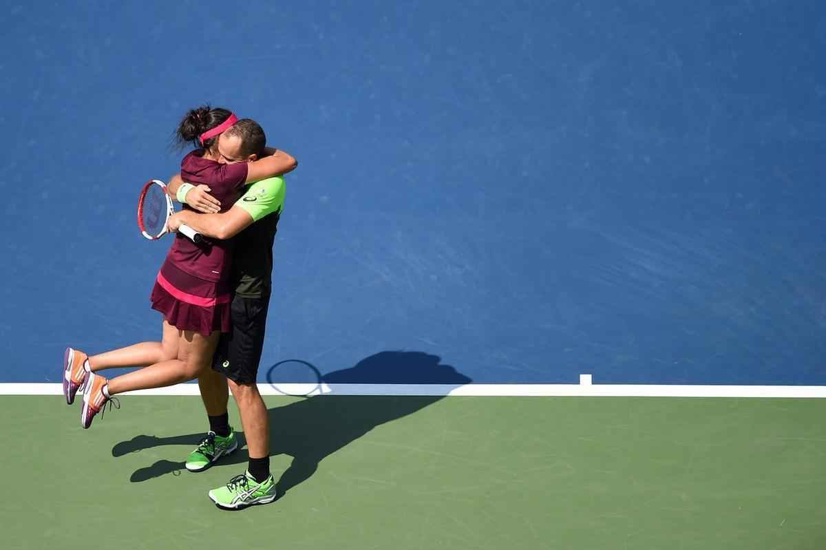 O mineiro Bruno Soares provou uma vez mais ser um dos melhores tenistas da histria do Brasil, nesta sexta-feira. Ao lado da indiana Sania Mirza, ele conquistou o bicampeonato da chave de duplas mistas do US Open, o Aberto dos Estados Unidos, um dos quatro torneios mais importantes do calendrio. Na final, eles derrotaram o mexicano Santiago Gonzalez e a norte-americana Abigail Spears por 2 sets a 1, parciais de 6/1, 2/6 e 11-9.