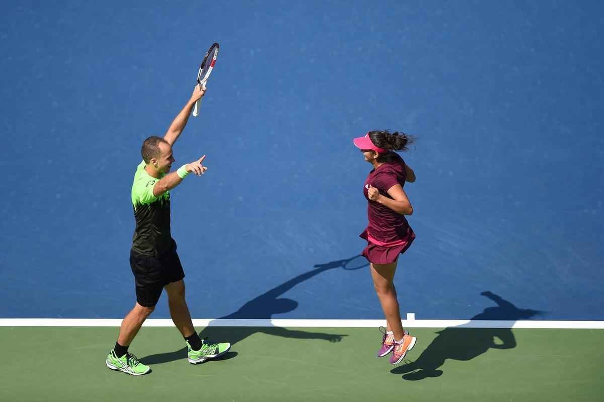 O mineiro Bruno Soares provou uma vez mais ser um dos melhores tenistas da histria do Brasil, nesta sexta-feira. Ao lado da indiana Sania Mirza, ele conquistou o bicampeonato da chave de duplas mistas do US Open, o Aberto dos Estados Unidos, um dos quatro torneios mais importantes do calendrio. Na final, eles derrotaram o mexicano Santiago Gonzalez e a norte-americana Abigail Spears por 2 sets a 1, parciais de 6/1, 2/6 e 11-9.
