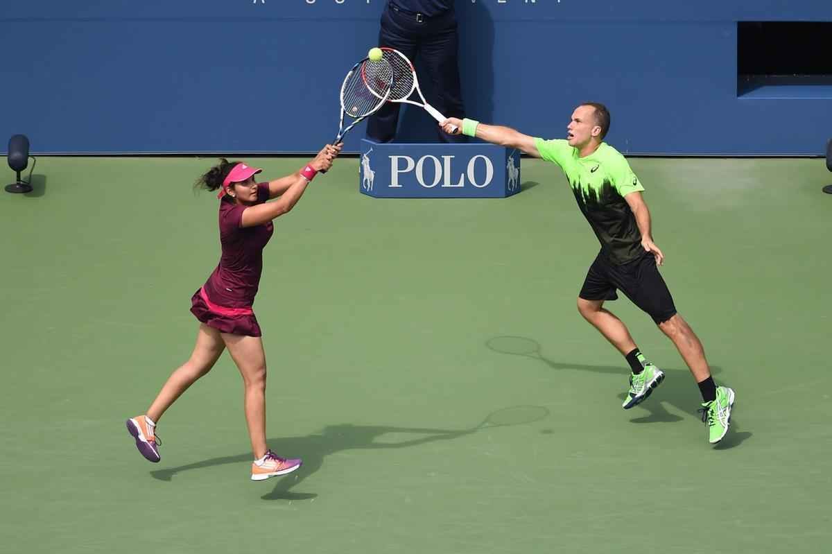 O mineiro Bruno Soares provou uma vez mais ser um dos melhores tenistas da histria do Brasil, nesta sexta-feira. Ao lado da indiana Sania Mirza, ele conquistou o bicampeonato da chave de duplas mistas do US Open, o Aberto dos Estados Unidos, um dos quatro torneios mais importantes do calendrio. Na final, eles derrotaram o mexicano Santiago Gonzalez e a norte-americana Abigail Spears por 2 sets a 1, parciais de 6/1, 2/6 e 11-9.
