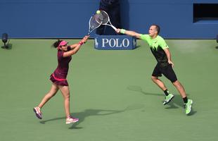 O mineiro Bruno Soares provou uma vez mais ser um dos melhores tenistas da histria do Brasil, nesta sexta-feira. Ao lado da indiana Sania Mirza, ele conquistou o bicampeonato da chave de duplas mistas do US Open, o Aberto dos Estados Unidos, um dos quatro torneios mais importantes do calendrio. Na final, eles derrotaram o mexicano Santiago Gonzalez e a norte-americana Abigail Spears por 2 sets a 1, parciais de 6/1, 2/6 e 11-9.