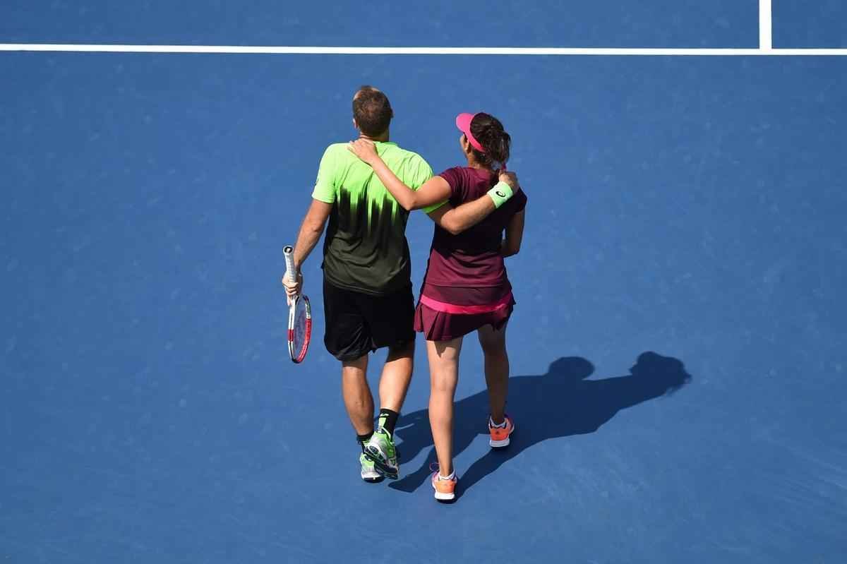 O mineiro Bruno Soares provou uma vez mais ser um dos melhores tenistas da histria do Brasil, nesta sexta-feira. Ao lado da indiana Sania Mirza, ele conquistou o bicampeonato da chave de duplas mistas do US Open, o Aberto dos Estados Unidos, um dos quatro torneios mais importantes do calendrio. Na final, eles derrotaram o mexicano Santiago Gonzalez e a norte-americana Abigail Spears por 2 sets a 1, parciais de 6/1, 2/6 e 11-9.