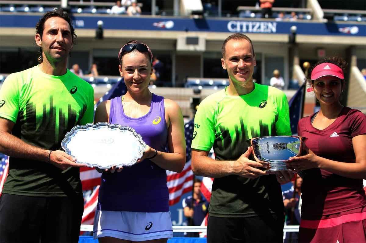 O mineiro Bruno Soares provou uma vez mais ser um dos melhores tenistas da histria do Brasil, nesta sexta-feira. Ao lado da indiana Sania Mirza, ele conquistou o bicampeonato da chave de duplas mistas do US Open, o Aberto dos Estados Unidos, um dos quatro torneios mais importantes do calendrio. Na final, eles derrotaram o mexicano Santiago Gonzalez e a norte-americana Abigail Spears por 2 sets a 1, parciais de 6/1, 2/6 e 11-9.