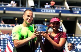 O mineiro Bruno Soares provou uma vez mais ser um dos melhores tenistas da histria do Brasil, nesta sexta-feira. Ao lado da indiana Sania Mirza, ele conquistou o bicampeonato da chave de duplas mistas do US Open, o Aberto dos Estados Unidos, um dos quatro torneios mais importantes do calendrio. Na final, eles derrotaram o mexicano Santiago Gonzalez e a norte-americana Abigail Spears por 2 sets a 1, parciais de 6/1, 2/6 e 11-9.