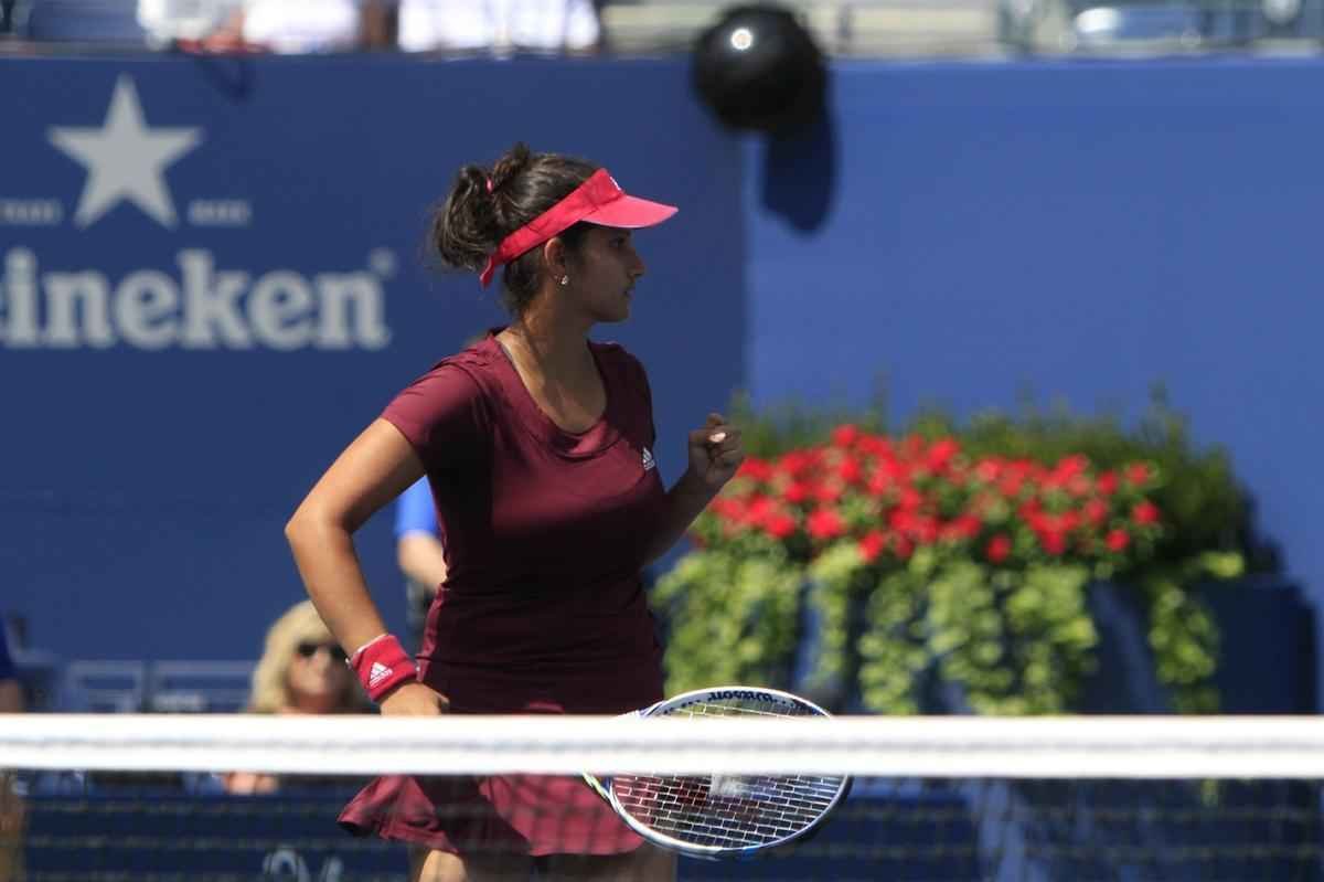O mineiro Bruno Soares provou uma vez mais ser um dos melhores tenistas da histria do Brasil, nesta sexta-feira. Ao lado da indiana Sania Mirza, ele conquistou o bicampeonato da chave de duplas mistas do US Open, o Aberto dos Estados Unidos, um dos quatro torneios mais importantes do calendrio. Na final, eles derrotaram o mexicano Santiago Gonzalez e a norte-americana Abigail Spears por 2 sets a 1, parciais de 6/1, 2/6 e 11-9.