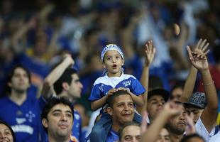 Torcedores do Cruzeiro prestigiam time contra o Bahia e se manifestam contra o racismo