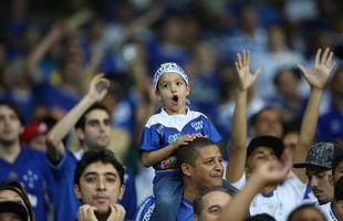 Torcedores do Cruzeiro prestigiam time contra o Bahia e se manifestam contra o racismo