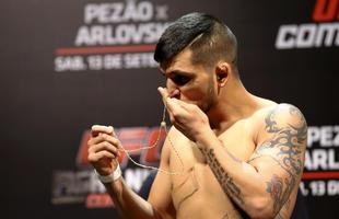 Imagens da pesagem e encaradas do UFC em Braslia - Lo Santos e Efrain Escudero