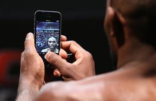 Imagens da pesagem e encaradas do UFC em Braslia - Leandro Silva faz uma selfie
