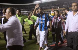 Jogador foi saudado por milhares de pessoas no estádio do Querétaro
