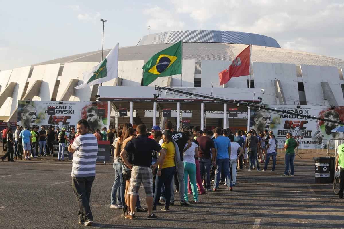 Imagens da chegada do pblico no UFC em Braslia