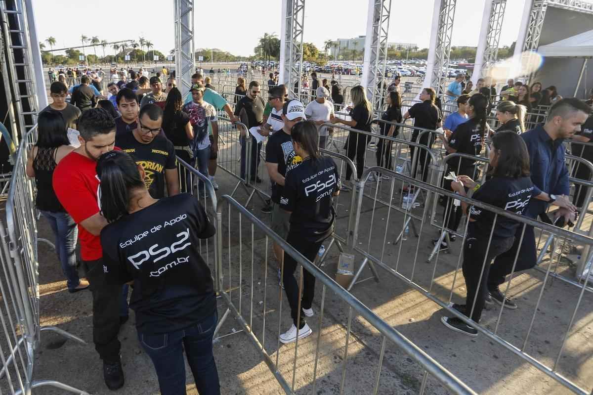 Imagens da chegada do pblico no UFC em Braslia