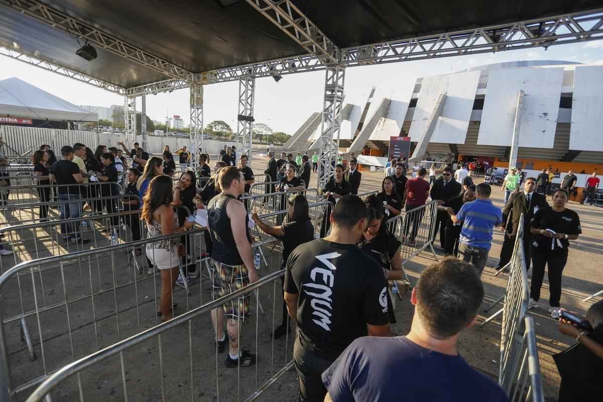 Imagens da chegada do pblico no UFC em Braslia