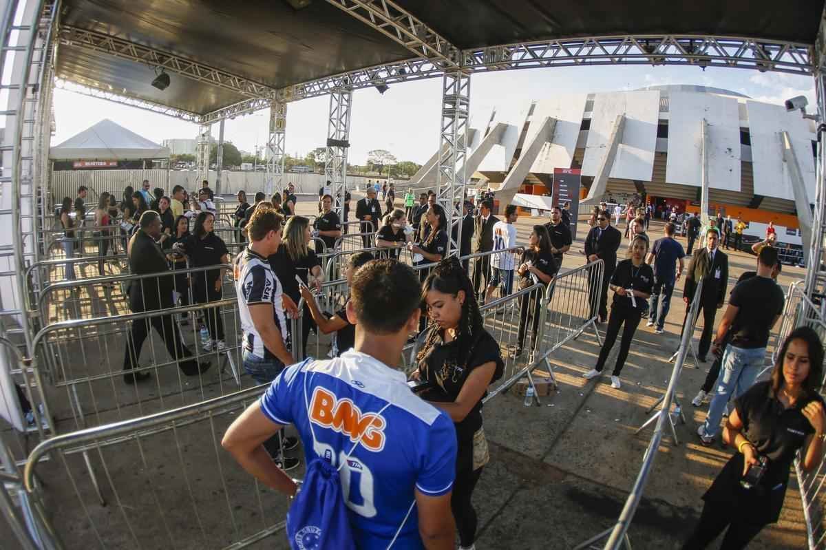 Imagens da chegada do pblico no UFC em Braslia