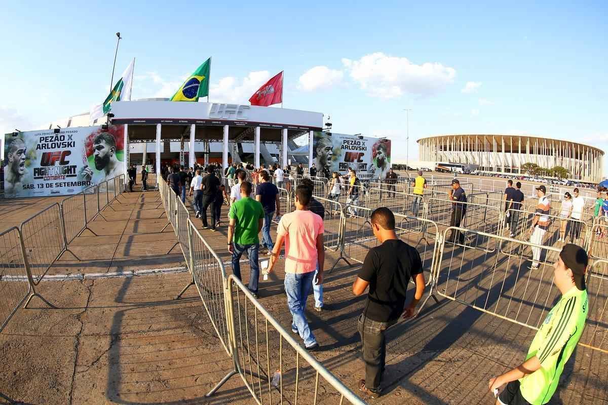 Imagens da chegada do pblico no UFC em Braslia