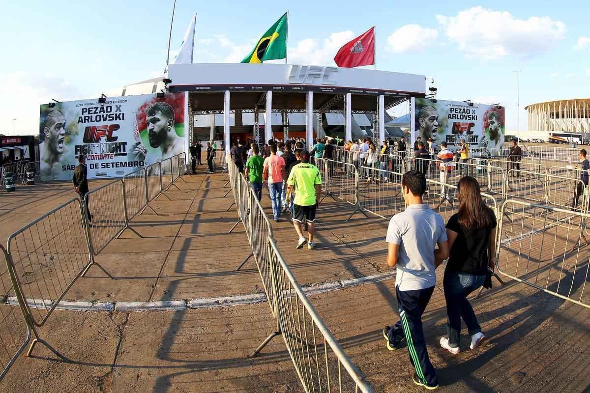 Imagens da chegada do pblico no UFC em Braslia