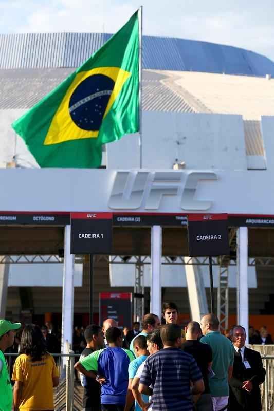 Imagens da chegada do pblico no UFC em Braslia