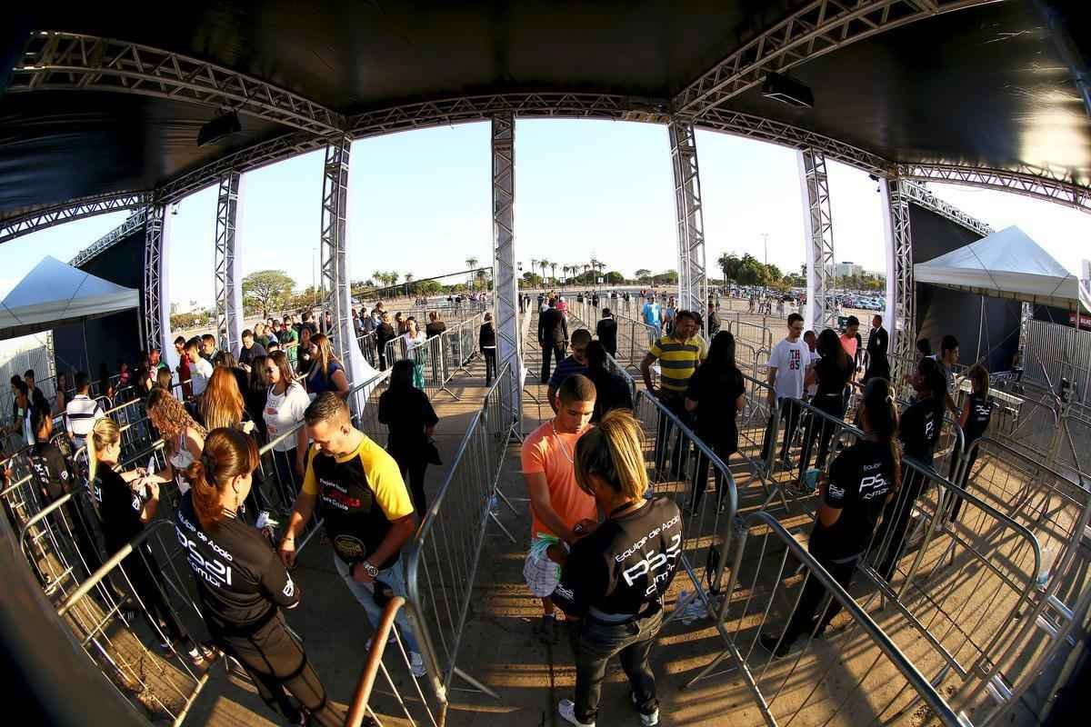 Imagens da chegada do pblico no UFC em Braslia