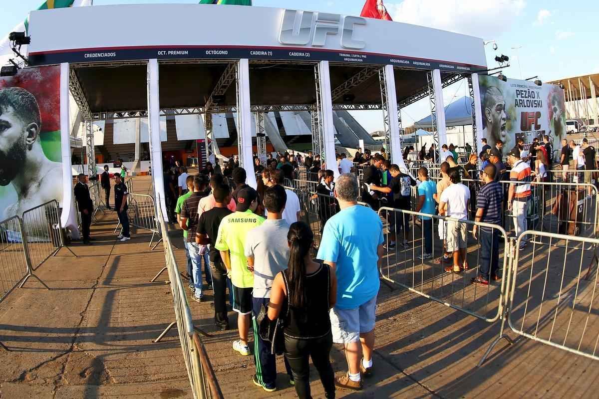 Imagens da chegada do pblico no UFC em Braslia