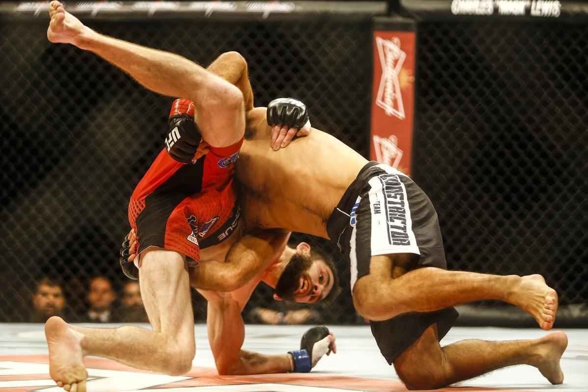 Imagens do UFC Fight Night 51, em Braslia - Rani Yahya (bermuda preta e luvas vermelhas) venceu Jhonny Bedford por finalizao (kimura) no segundo round