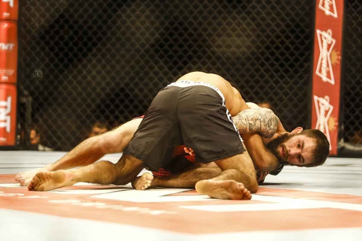 Imagens do UFC Fight Night 51, em Braslia - Rani Yahya (bermuda preta e luvas vermelhas) venceu Jhonny Bedford por finalizao (kimura) no segundo round