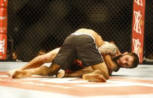 Imagens do UFC Fight Night 51, em Braslia - Rani Yahya (bermuda preta e luvas vermelhas) venceu Jhonny Bedford por finalizao (kimura) no segundo round