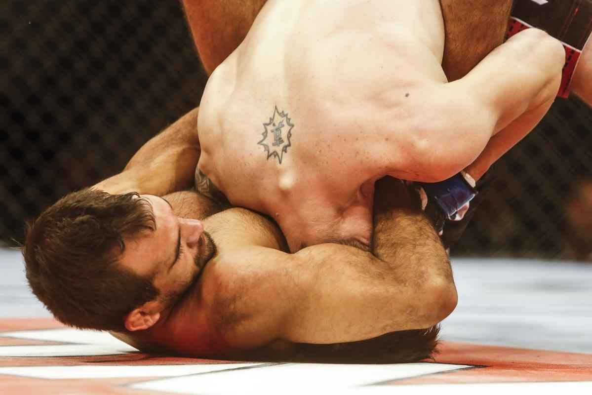 Imagens do UFC Fight Night 51, em Braslia - Rani Yahya (bermuda preta e luvas vermelhas) venceu Jhonny Bedford por finalizao (kimura) no segundo round