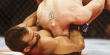 Imagens do UFC Fight Night 51, em Braslia - Rani Yahya (bermuda preta e luvas vermelhas) venceu Jhonny Bedford por finalizao (kimura) no segundo round
