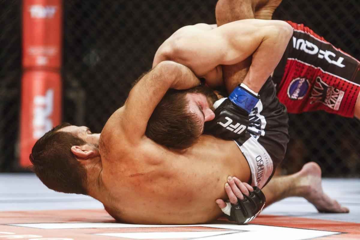 Imagens do UFC Fight Night 51, em Braslia - Rani Yahya (bermuda preta e luvas vermelhas) venceu Jhonny Bedford por finalizao (kimura) no segundo round