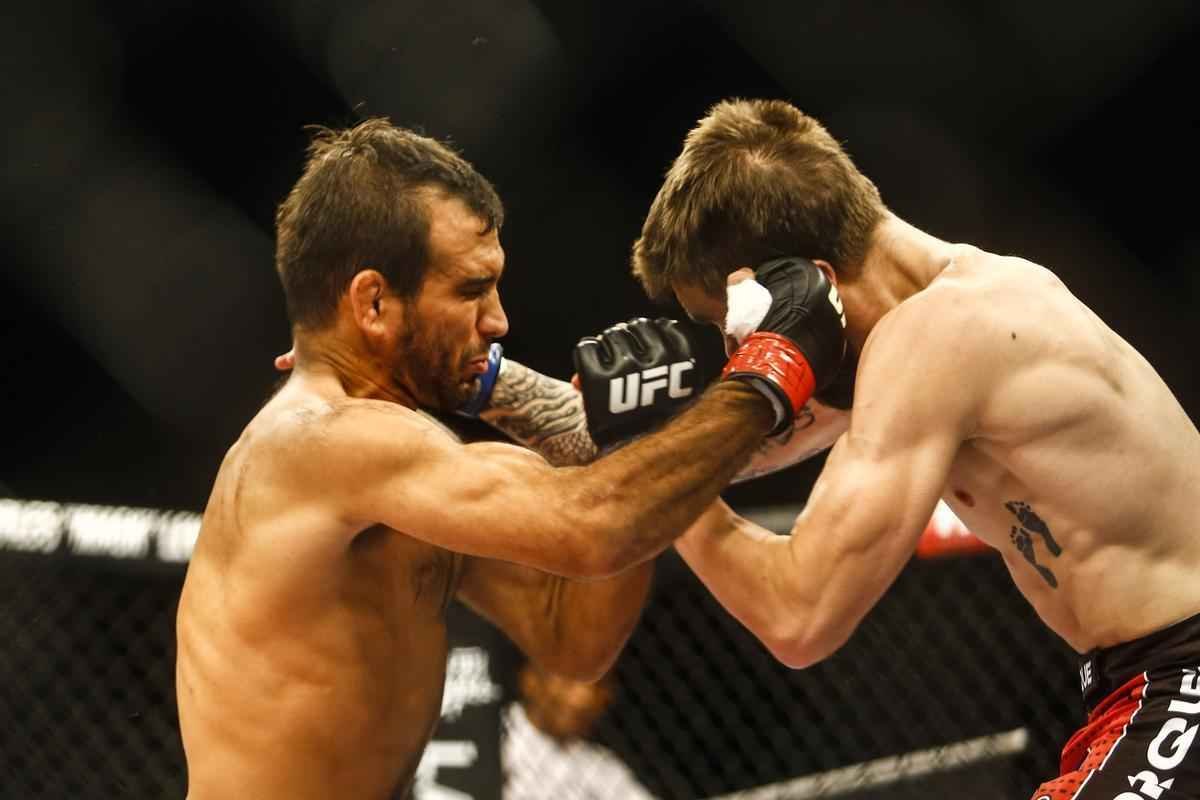 Imagens do UFC Fight Night 51, em Braslia - Rani Yahya (bermuda preta e luvas vermelhas) venceu Jhonny Bedford por finalizao (kimura) no segundo round