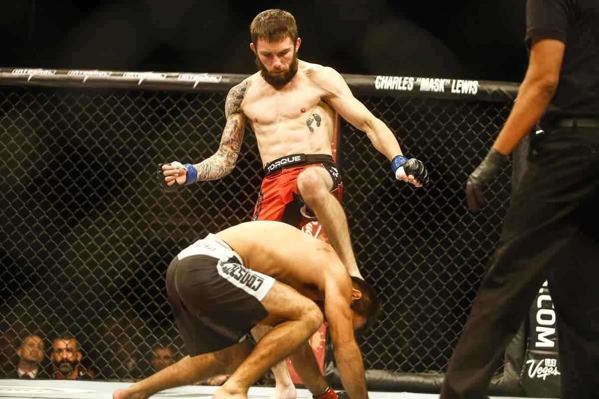 Imagens do UFC Fight Night 51, em Braslia - Rani Yahya (bermuda preta e luvas vermelhas) venceu Jhonny Bedford por finalizao (kimura) no segundo round