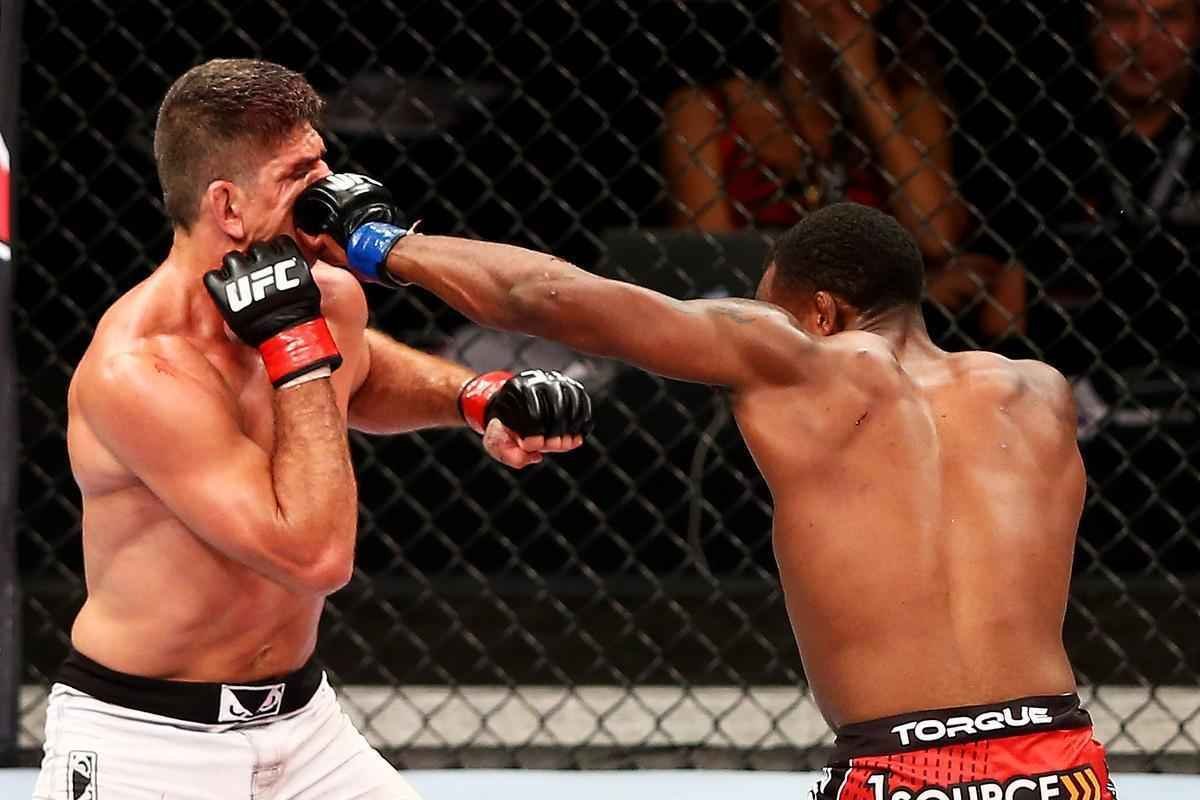 Imagens do UFC Fight Night 51, em Braslia - Sean Spencer (bermuda vermelha e luvas azuis) venceu Paulo Thiago por deciso unnime