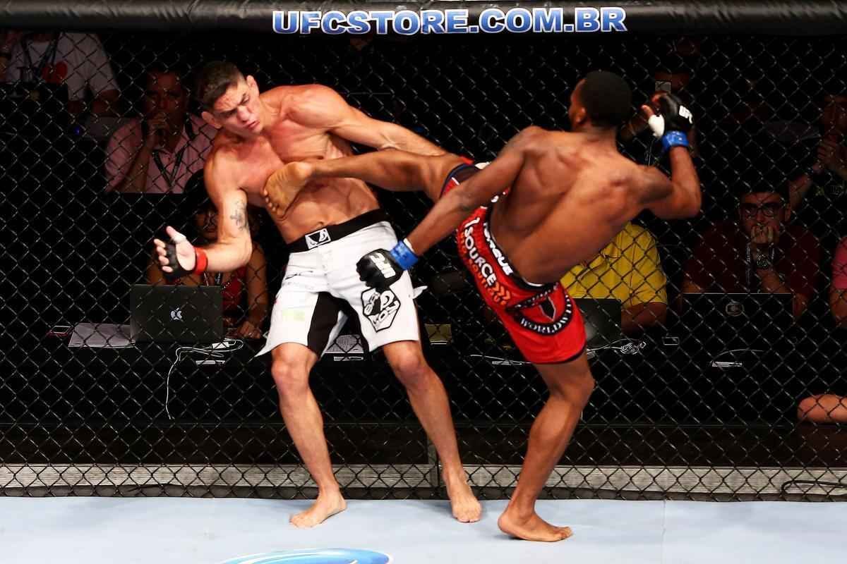 Imagens do UFC Fight Night 51, em Braslia - Sean Spencer (bermuda vermelha e luvas azuis) venceu Paulo Thiago por deciso unnime