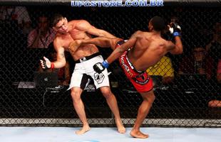Imagens do UFC Fight Night 51, em Braslia - Sean Spencer (bermuda vermelha e luvas azuis) venceu Paulo Thiago por deciso unnime