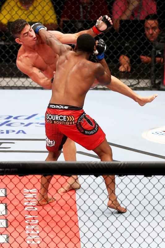 Imagens do UFC Fight Night 51, em Braslia - Sean Spencer (bermuda vermelha e luvas azuis) venceu Paulo Thiago por deciso unnime