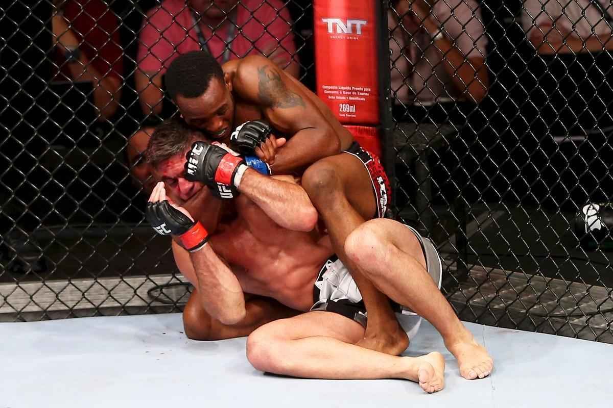 Imagens do UFC Fight Night 51, em Braslia - Sean Spencer (bermuda vermelha e luvas azuis) venceu Paulo Thiago por deciso unnime