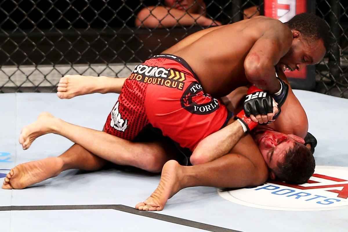 Imagens do UFC Fight Night 51, em Braslia - Sean Spencer (bermuda vermelha e luvas azuis) venceu Paulo Thiago por deciso unnime