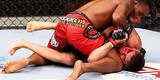 Imagens do UFC Fight Night 51, em Braslia - Sean Spencer (bermuda vermelha e luvas azuis) venceu Paulo Thiago por deciso unnime