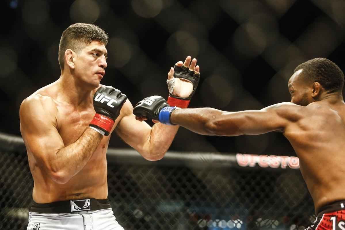 Imagens do UFC Fight Night 51, em Braslia - Sean Spencer (bermuda vermelha e luvas azuis) venceu Paulo Thiago por deciso unnime