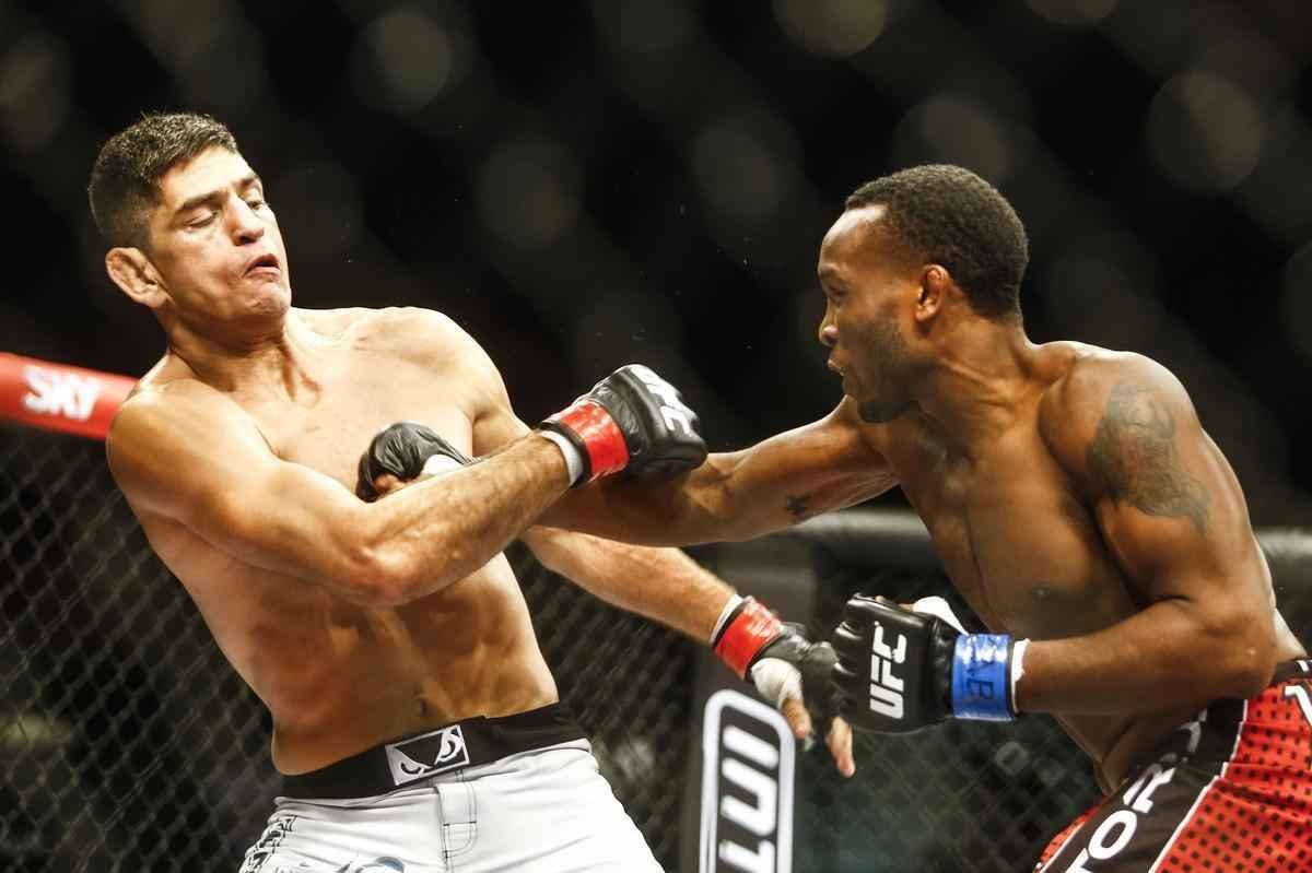 Imagens do UFC Fight Night 51, em Braslia - Sean Spencer (bermuda vermelha e luvas azuis) venceu Paulo Thiago por deciso unnime