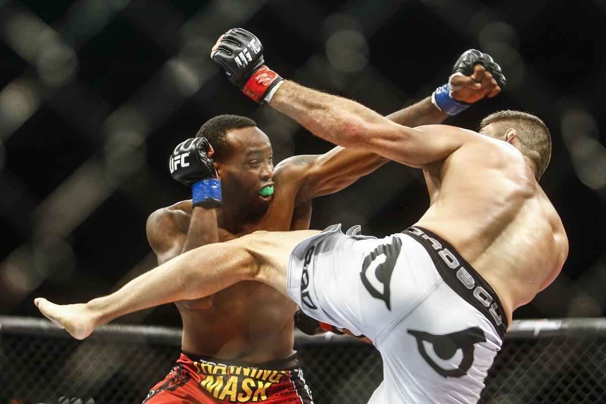Imagens do UFC Fight Night 51, em Braslia - Sean Spencer (bermuda vermelha e luvas azuis) venceu Paulo Thiago por deciso unnime