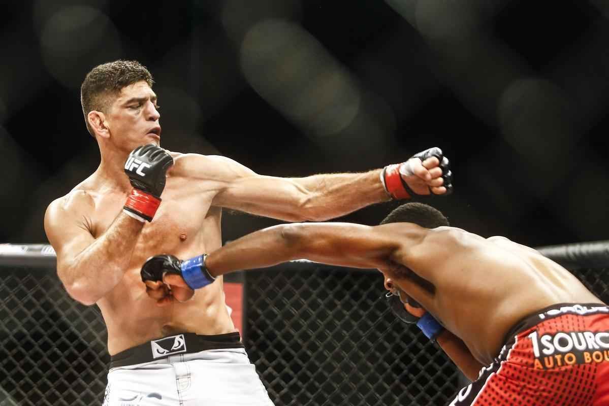 Imagens do UFC Fight Night 51, em Braslia - Sean Spencer (bermuda vermelha e luvas azuis) venceu Paulo Thiago por deciso unnime