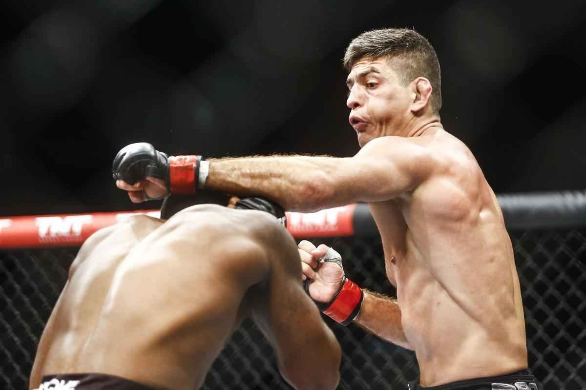 Imagens do UFC Fight Night 51, em Braslia - Sean Spencer (bermuda vermelha e luvas azuis) venceu Paulo Thiago por deciso unnime
