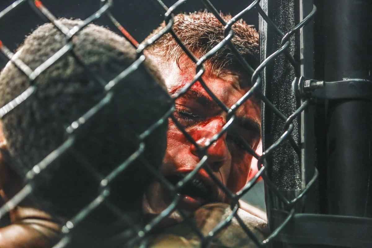 Imagens do UFC Fight Night 51, em Braslia - Sean Spencer (bermuda vermelha e luvas azuis) venceu Paulo Thiago por deciso unnime