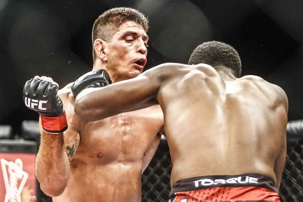 Imagens do UFC Fight Night 51, em Braslia - Sean Spencer (bermuda vermelha e luvas azuis) venceu Paulo Thiago por deciso unnime