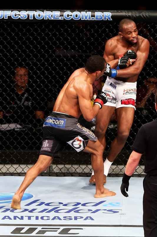 Imagens do UFC Fight Night 51, em Braslia - Francisco Massaranduba (bermuda preta e luvas vermelhas) venceu Leandro Buscap por deciso unnime