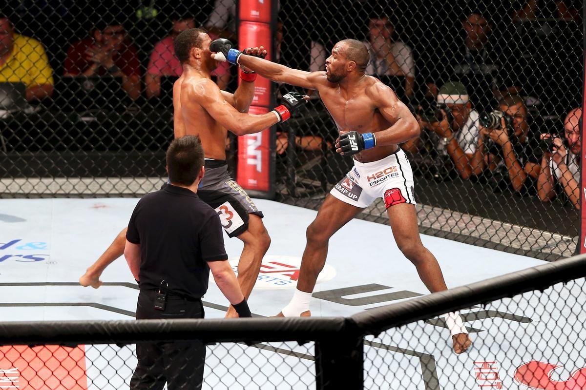 Imagens do UFC Fight Night 51, em Braslia - Francisco Massaranduba (bermuda preta e luvas vermelhas) venceu Leandro Buscap por deciso unnime
