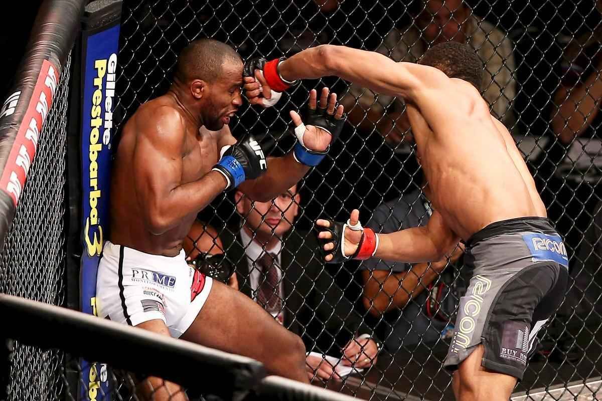 Imagens do UFC Fight Night 51, em Braslia - Francisco Massaranduba (bermuda preta e luvas vermelhas) venceu Leandro Buscap por deciso unnime